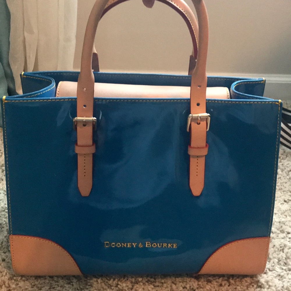 Lovely Dooney & Bourke Patten Leather Tote.
